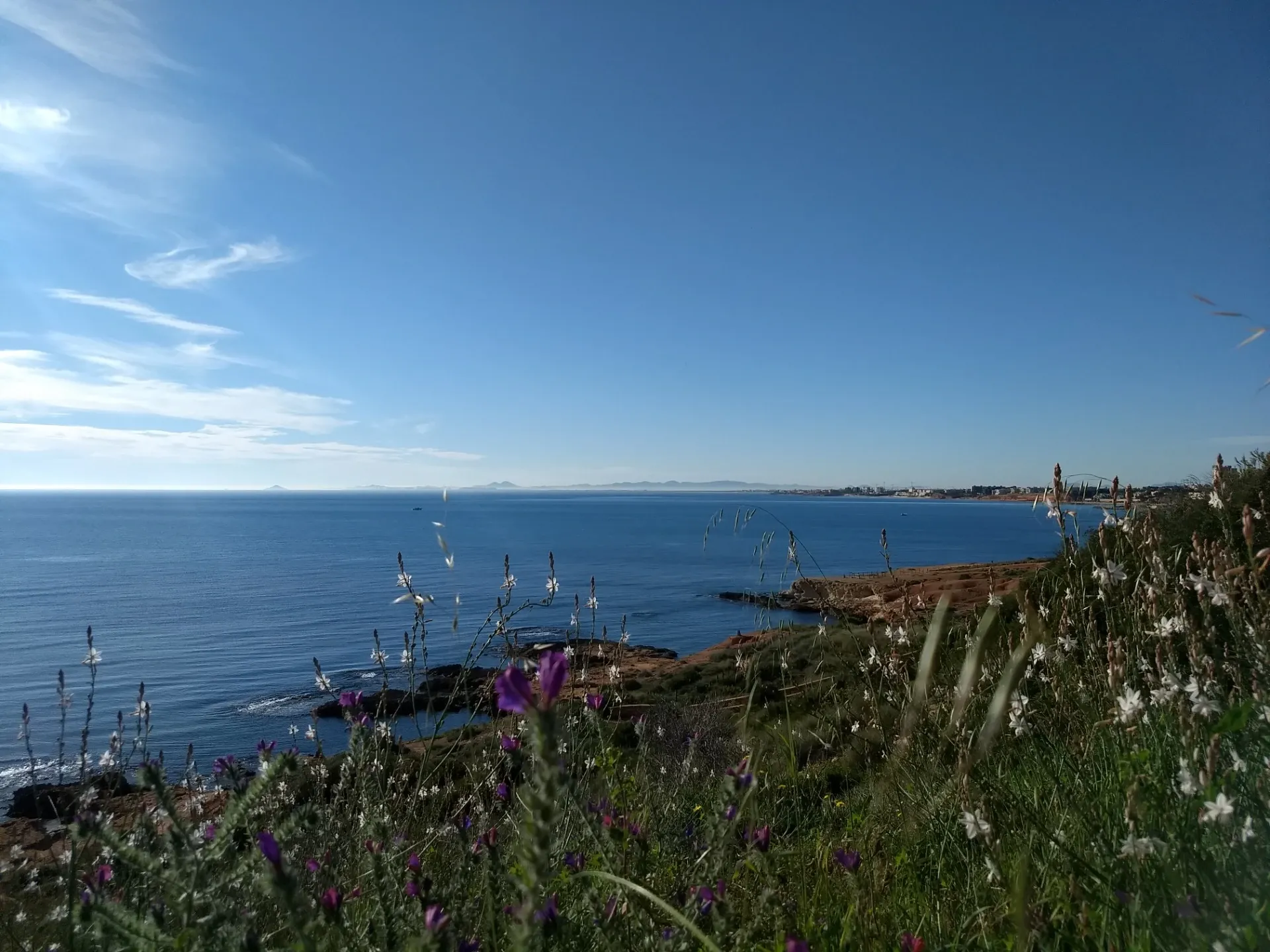 Medelhavet från klipporna i Cabo Roig