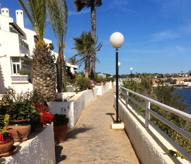Strandpromenaden ner mot stranden i Cabo Roig